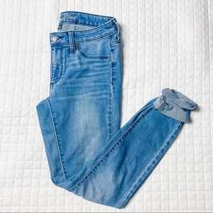 ⚡️Size 4 LIKE NEW low rise jeans!